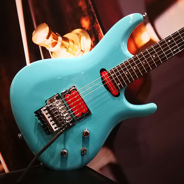 Ibanez JS2410-SYB Joe Satriani Signature E-Guitar 6 String - Sky Blue + Case