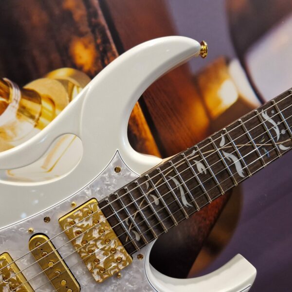 Ibanez PIA3761-SLW Steve Vai "PIA" Signature Edition E-Guitar 6 String Stallion White + Case