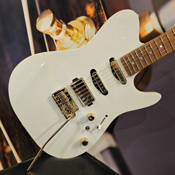 Ibanez LB1-WH Signature Guitar 6-Str Lari Basilio White + Hardcase