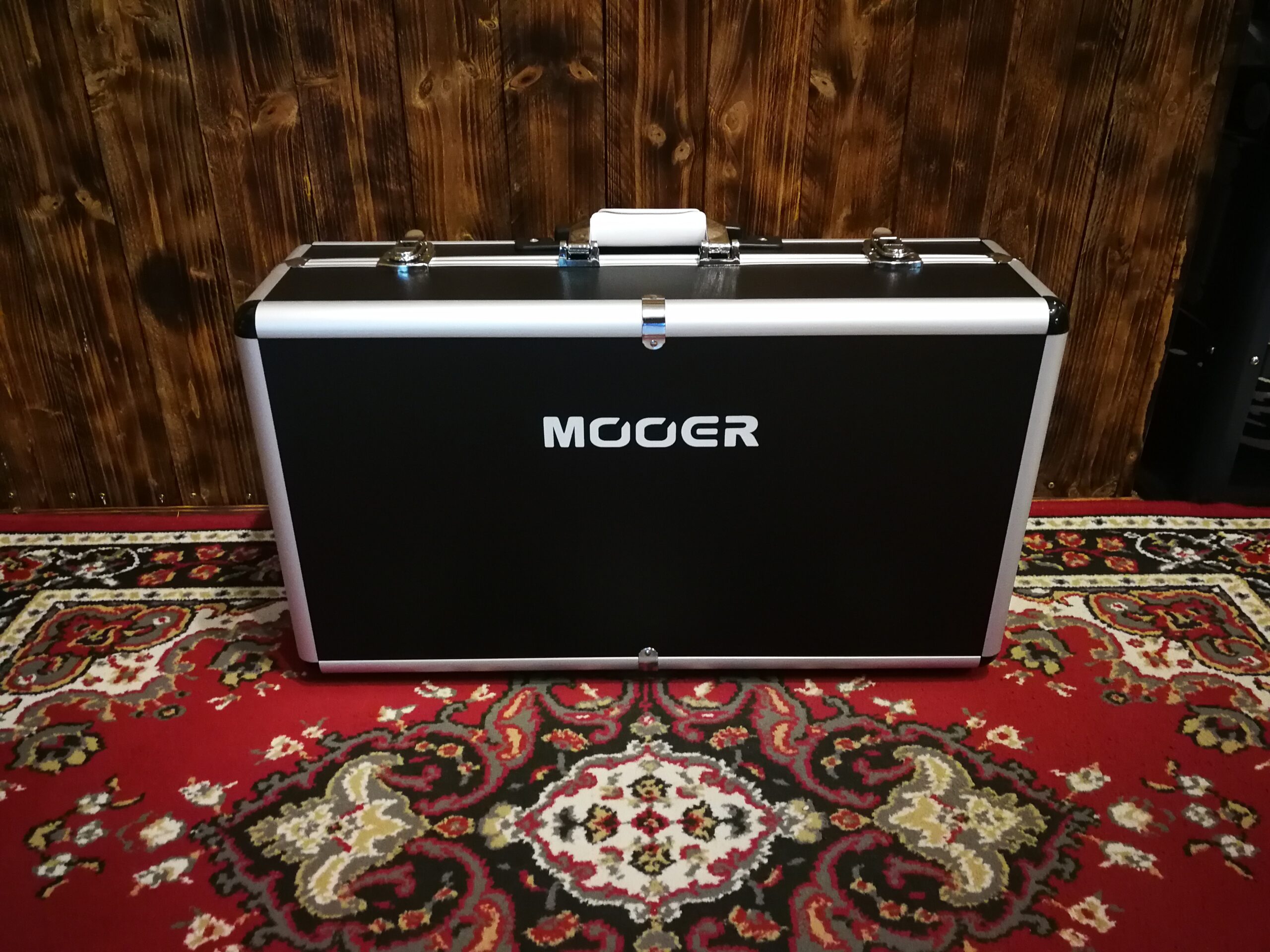 Mooer TF-16H Transform Pedalboard with Hard Case, B-Stock